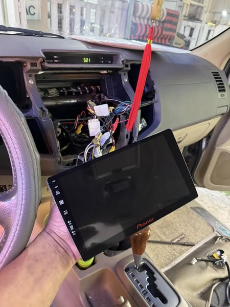 thay man hinh oto binh chanh